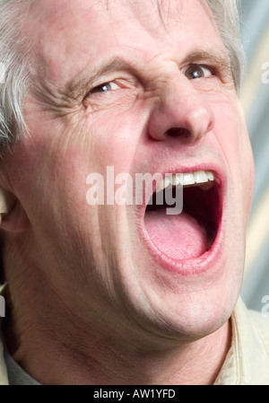 Porträt des kaukasischen Mann schreien Stockfoto