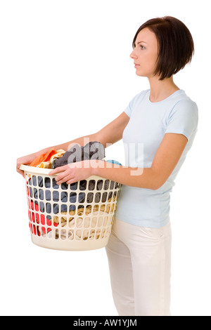 Junge Frau mit vollen Wäschekorb sie vorausschauend Seite Ansicht weiße Zeitmessung Stockfoto