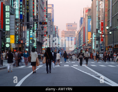 Menschen zu Fuß auf der Hauptstraße von Ginza in Tokio Japan Stockfoto