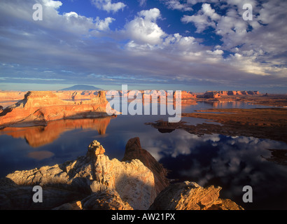 Gunsight Butte auf der Utah-Seite des Lake Powell im Glen Canyon National Recreation Area bei Sonnenuntergang Stockfoto