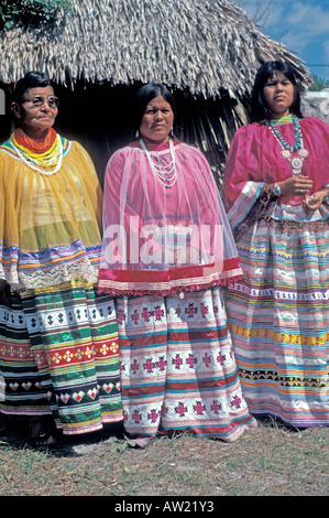 Florida Seminole indische Frauen tragen traditionelle Kleidung Stockfoto