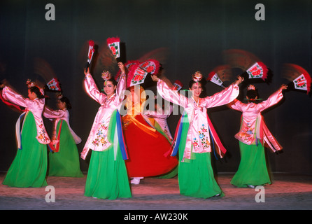 Frau, die Durchführung von traditionellen Fächertanz in Südkorea Stockfoto