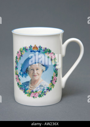 Fenton fine Bone China Becher zum Gedenken an die "Königin-Mütter" 100. Geburtstag im 4. August 2000 Stockfoto