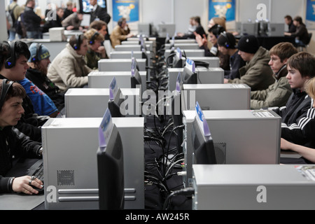 CeBIT 2008 - Besucher Computerspiele spielen Stockfoto