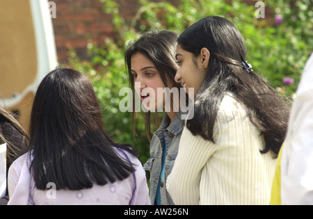 Junge Gcse-Schüler feiern ihren Erfolg Luton Betten UK Stockfoto