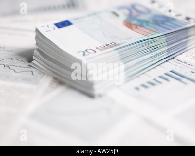 Stapel von 20 Euro-Banknoten auf Papierkram Stockfoto