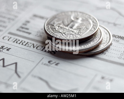 Viertel auf einer Zeitung Stockfoto