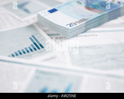 Stapel von 20 Euro-Banknoten auf Papierkram Stockfoto