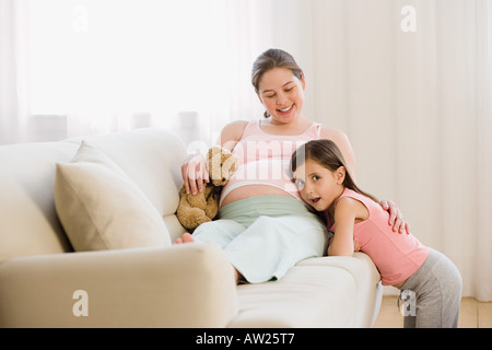 Tochter Mutter Bauch hören Stockfoto