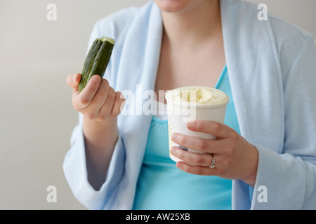 Schwanger Womans Gurke und Eis essen Stockfoto