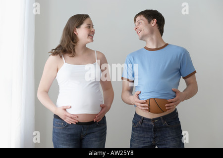 Schwangere Frau und partner Stockfoto