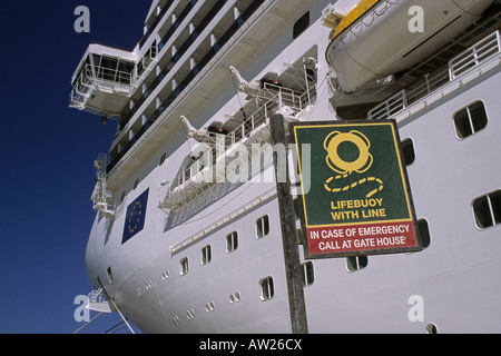 Das Kreuzfahrtschiff Costa Magica und einen Rettungsring unterzeichnen im Hafen von Valletta Malta Stockfoto