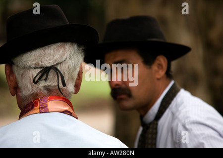 Zwei Gauchos ein Gespräch in der Stadt San Antonio de Areco Provinz Buenos Aires Argentinien Stockfoto