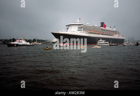 19. Juli 2004 - kommt Cunards Queen Mary II in den frühen Morgenstunden an der deutschen Hafen Hamburg. Stockfoto