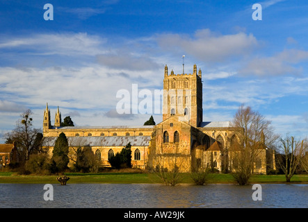 Tewkesbury Abbey St Mary reflektiert die Jungfrau Kirche Gloucestershire England UK mit Turm im Hochwasser im Vordergrund Stockfoto