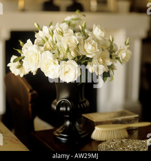 frisch geschnittenen Sie Eisberg Rosen in einer schwarzen Urne Stockfoto