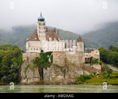 Schönbühel Burg auf einem Felsen über der Donau vor nebligen Bergen in der Wachau in Österreich Stockfoto