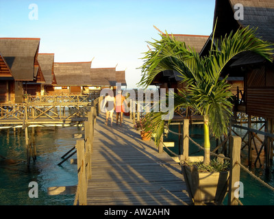 Applying paar Wandern zwischen den Bungalows Sipadan Kapalai Dive Resort Sabah Borneo Malaysia Stockfoto