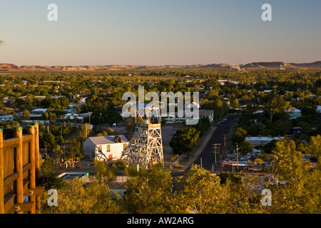 Mit Blick auf Mt Isa von der Stadt-Suche in der Abenddämmerung Stockfoto