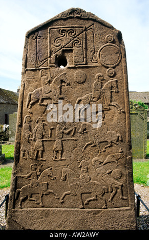 Celtic piktische christlichen Kreuz Platte. Aberlemno Churchyard, Tayside, Schottland. Piktische Symbole und eine Kampfszene. Auf der Rückseite Stockfoto