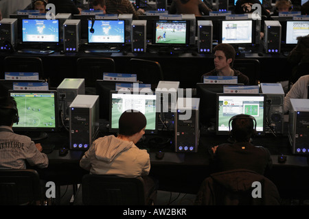 CeBIT 2008 - Besucher Computerspiele spielen Stockfoto