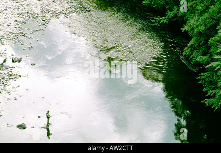 Mann-Fliegenfischen-Angeln am Fluss Garry in der Nähe von Pitlochry in der Region Tayside, Schottland Stockfoto