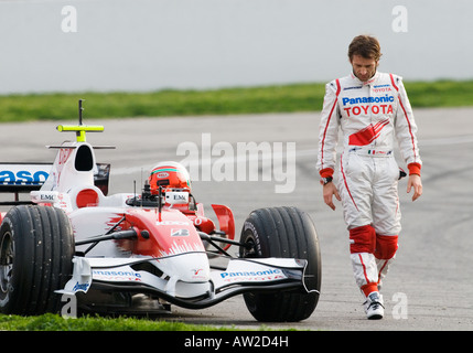 Jarno TRULLI inspiziert die Toyota F108 Rennwagen während der Formel-1-Testsitzungen Stockfoto