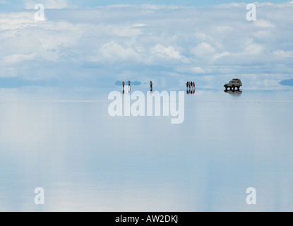 Silhouetten von Reisenden, die im Wasser reflektiert Stockfoto