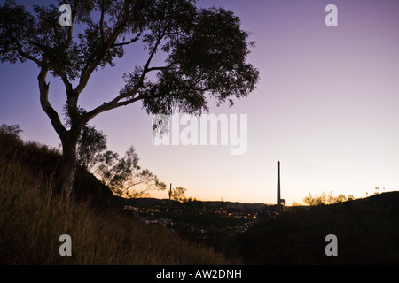 Mit Blick auf Mt Isa von der Stadt-Suche in der Abenddämmerung Stockfoto