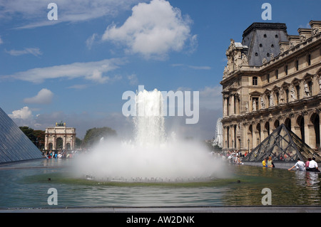 Brunnen vor dem Louvre-Museum, Paris. Stockfoto
