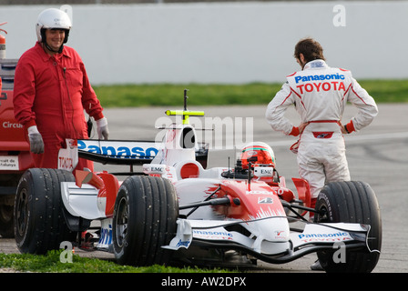 Jarno TRULLI inspiziert die Toyota F108 Rennwagen während der Formel-1-Testsitzungen Stockfoto