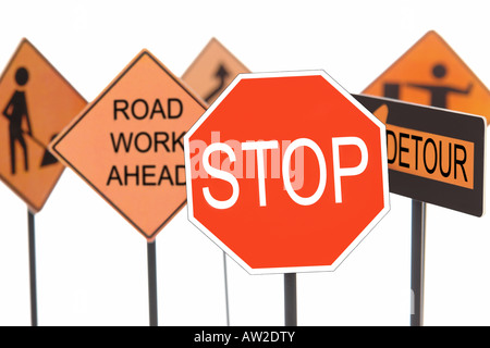 Nahaufnahme des Stop-Schild mit verschiedenen amerikanischen Straßenbau Zeichen im Hintergrund Stockfoto