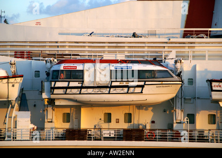 Rettungsboot auf Cunard QE2 Stockfoto