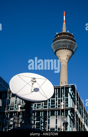 Der Rheinturm in Düsseldorf und eine große Satellitenschüssel Stockfoto