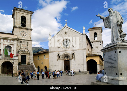 Kirche und Rathaus auf dem Marktplatz in Norcia in Italien Stockfoto