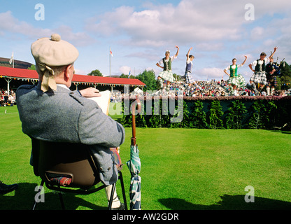 Hochlandspiele schottischen Tanz Wettbewerb bei der jährlichen Braemar Gathering in der Nähe von Balmoral in Schottland Grampian Region zu urteilen Stockfoto