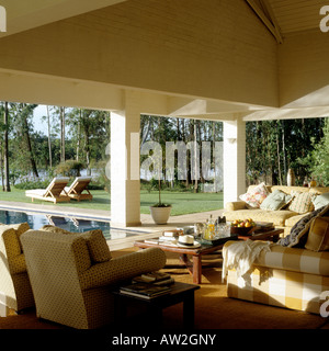 überdachte Pool-Terrasse auf dem simbabwischen Bauernhof Stockfoto