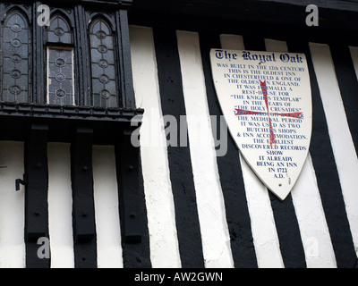 die Royal Oak und Zeichen, die Geschichte des Gebäudes in Chesterfield, Derbyshire, Großbritannien erklärt. Stockfoto