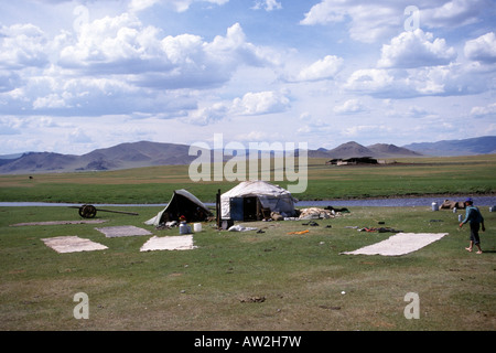 Männer machen in der Nähe von See Terkhiin Verschmelzungsgrad Nuur Arkhangai Mongolei Fotograf Andrew Wheeler Filz Stockfoto