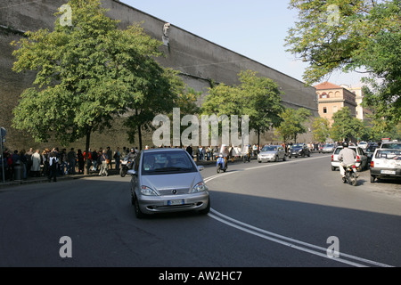 Sehr lange Warteschlange von Touristen warten, bis das Vatikanmuseum Stadt ein beliebtes eingeben muss Besucherattraktion in Rom Italien EU sehen. Stockfoto