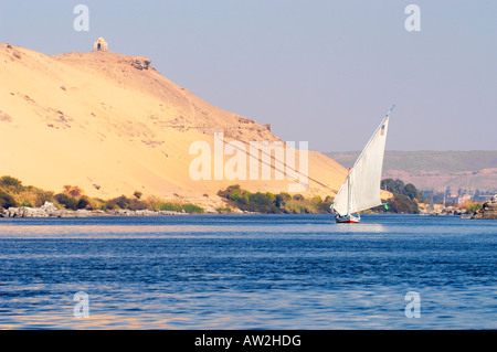 Felucca gleitet entlang hinter die Kitchener-insel, Assuan, Ägypten. Gräber der Adligen in den Klippen am Westufer des Nils Stockfoto