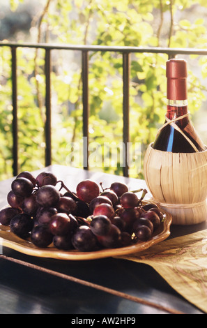 Rot Wein und roten Trauben Stockfoto