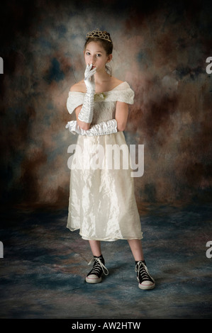 junges Mädchen Pre Teen posiert im Studio im weißen Kleid und sneakers Stockfoto