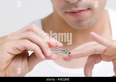 Mann seine Fingernägel schneiden Stockfoto