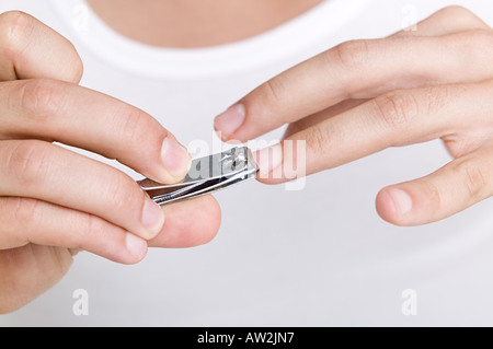 Mann seine Fingernägel schneiden Stockfoto