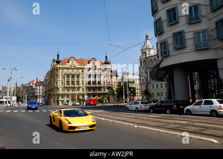 Ein Ferrari, ein Spaziergang durch Prag Nove Mesto Stadtteil neben das "Tanzende Haus" von Frank Gehry. Stockfoto