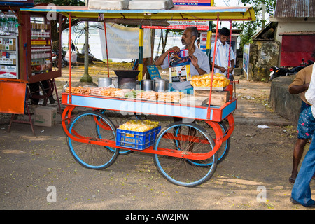 Mann, Verkauf von Lebensmitteln aus einer mobilen Stall, Fort Cochin, Cochin, Kerala, Indien Stockfoto