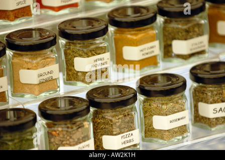 Auswahl diverser würzig pikanten Senf Gurken und Konserven in Gläsern auf dem Display auf Essen Festival fair Fayre Markt lokaler Stockfoto