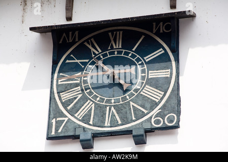 Uhr an der Wand des Pardesi Synagoge, Synagoge Lane, Jew Town, Cochin, Kerala, Indien Stockfoto