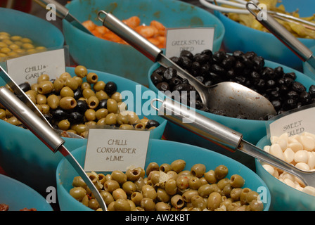 Oliven der Sorten auf Verkauf an eine spanische oder griechische Markt ölig schwarze und grüne Oliven Stockfoto